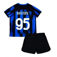 Camiseta Inter Milan Alessandro Bastoni #95 Primera Equipación Replica 2023-24 para niños mangas cortas (+ Pantalones cortos)